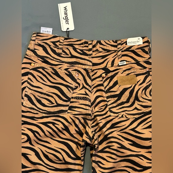 Wrangler Women's High Rise Wild West Purr Print Straight Jeans  size 30x28 - Picture 10 of 12